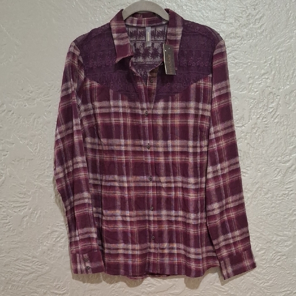 New. Shyanne Wome's Burgundy Plaid Button Down Shirt Size L - Picture 9 of 12